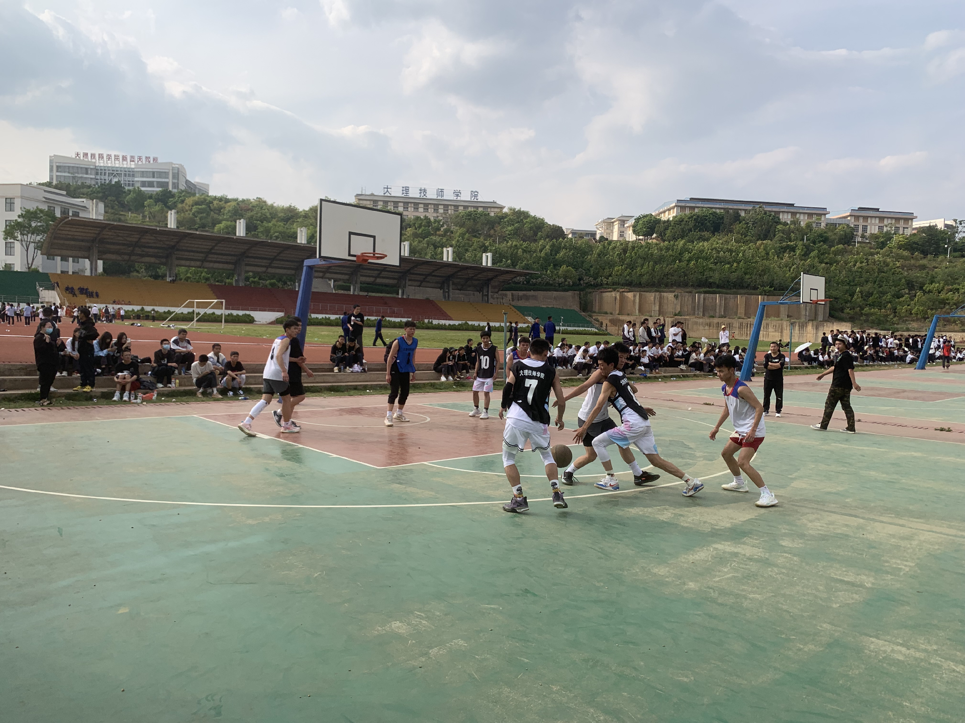 火力全开，精彩“篮”不住——大理技师学院现代服务系2024年夏季篮球赛正式开赛！