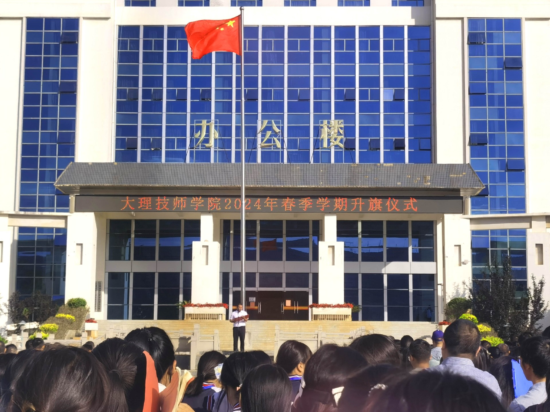 人生是大树，安全是沃土 ——安全生产月@全体师生和家长朋友