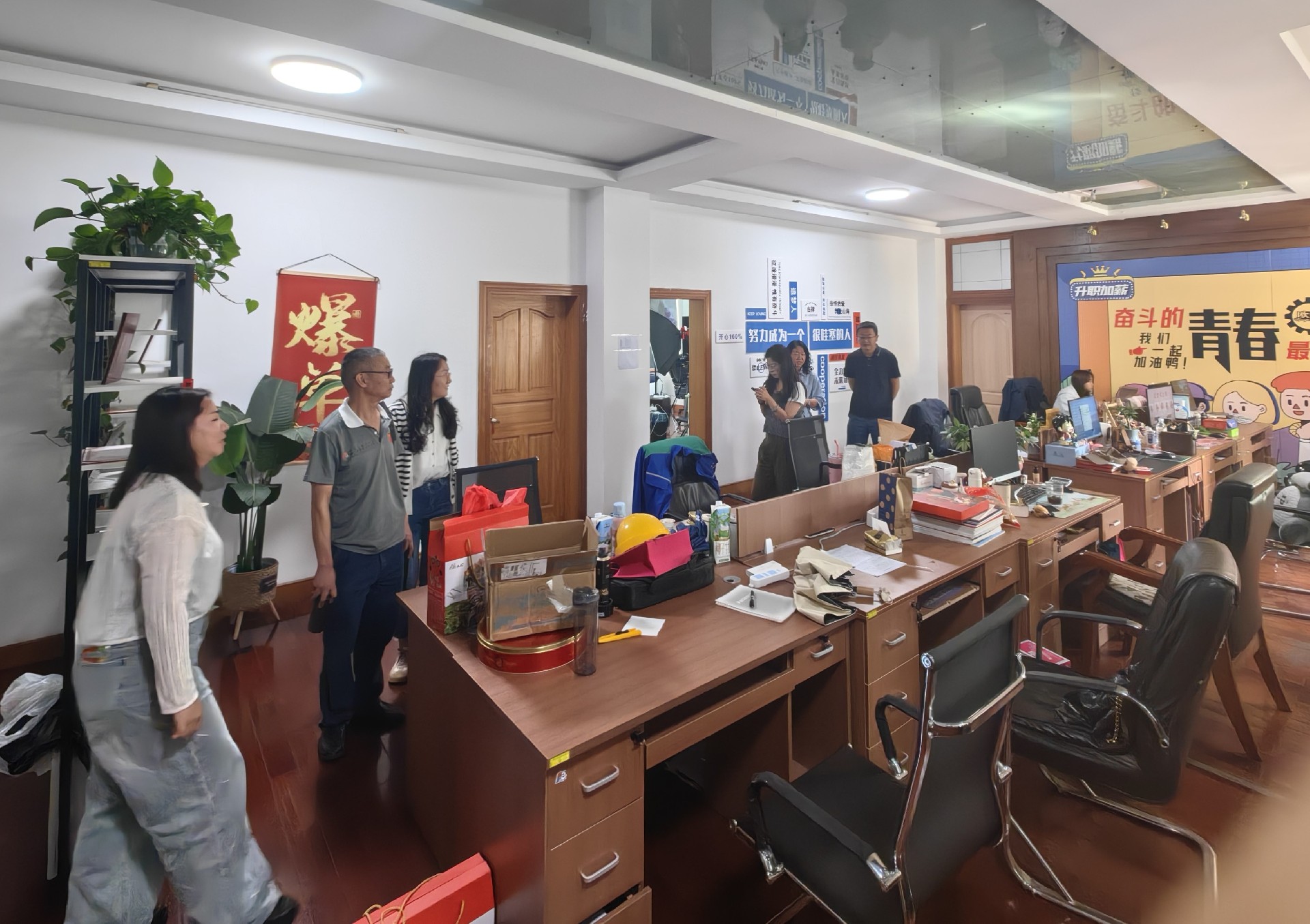 1727082504596793.jpg 1-6欧亚6:参观电商运营部.jpg