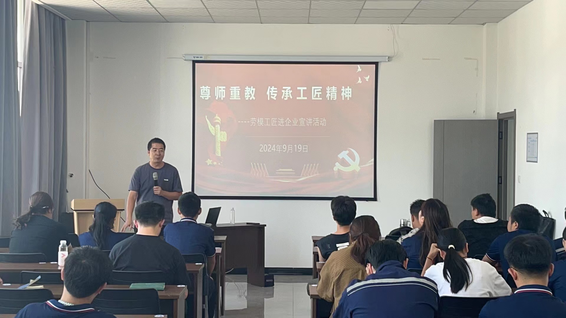 1727082525179006.jpg 2-3鸿新3:梁智讲座.jpg