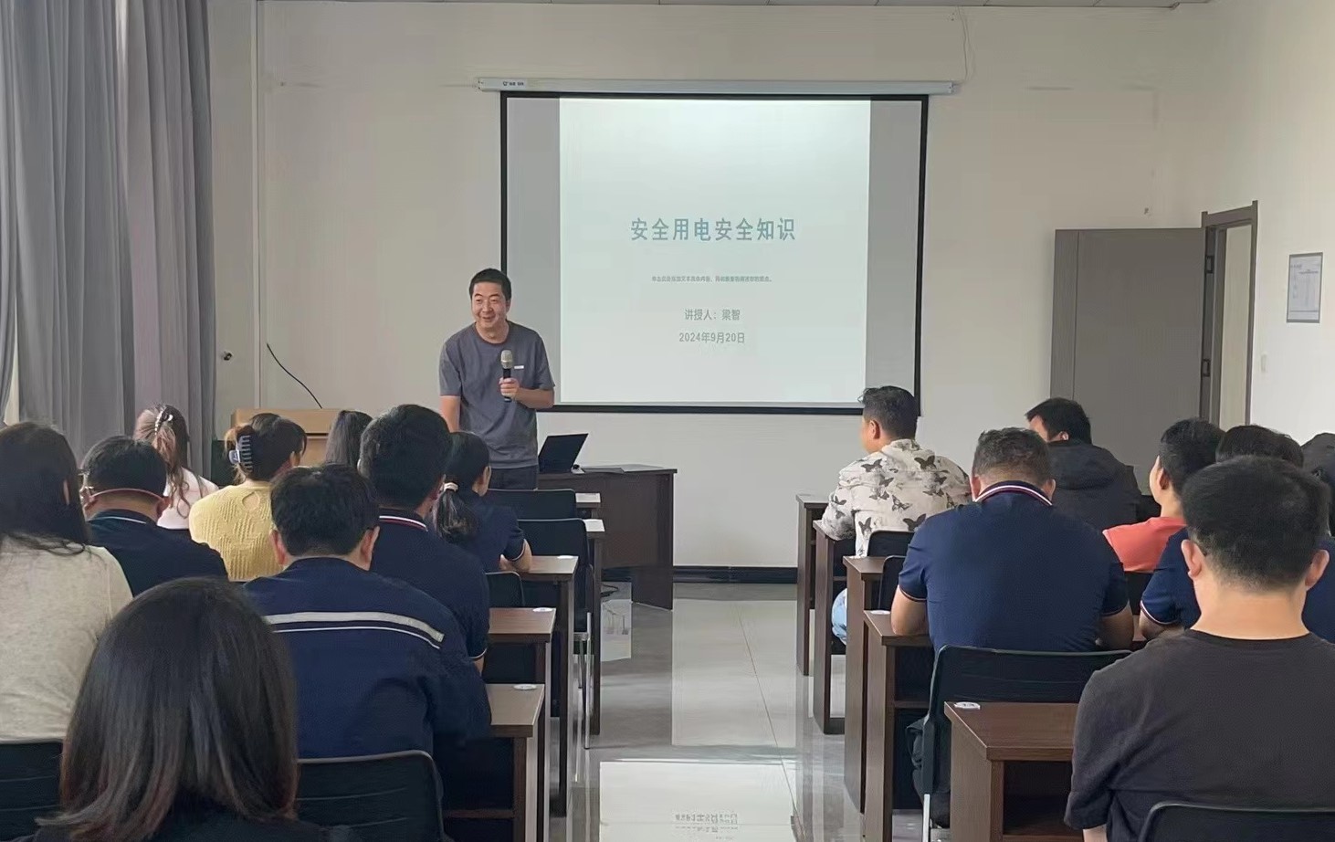 1727082592141798.jpg 2-7鸿新7:梁智安全用电常识授课.jpg
