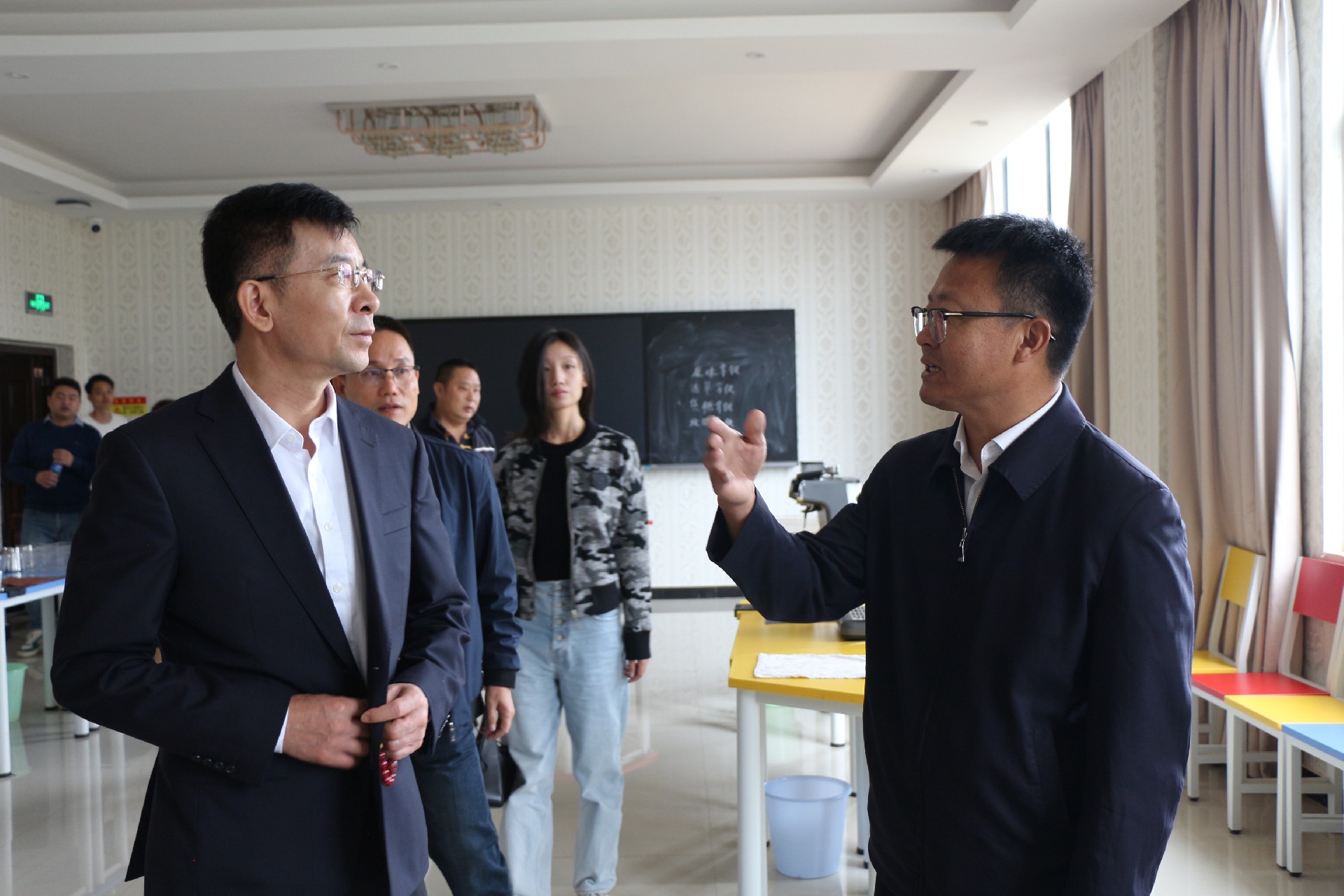 1729248335625927.jpg 书记实训室交流.JPG