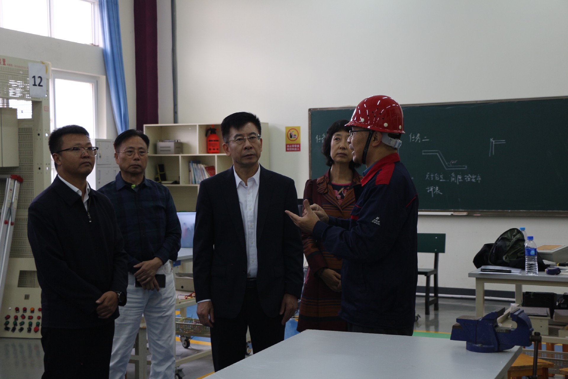 1729248777136484.jpg 汽修专业教师讲解.JPG