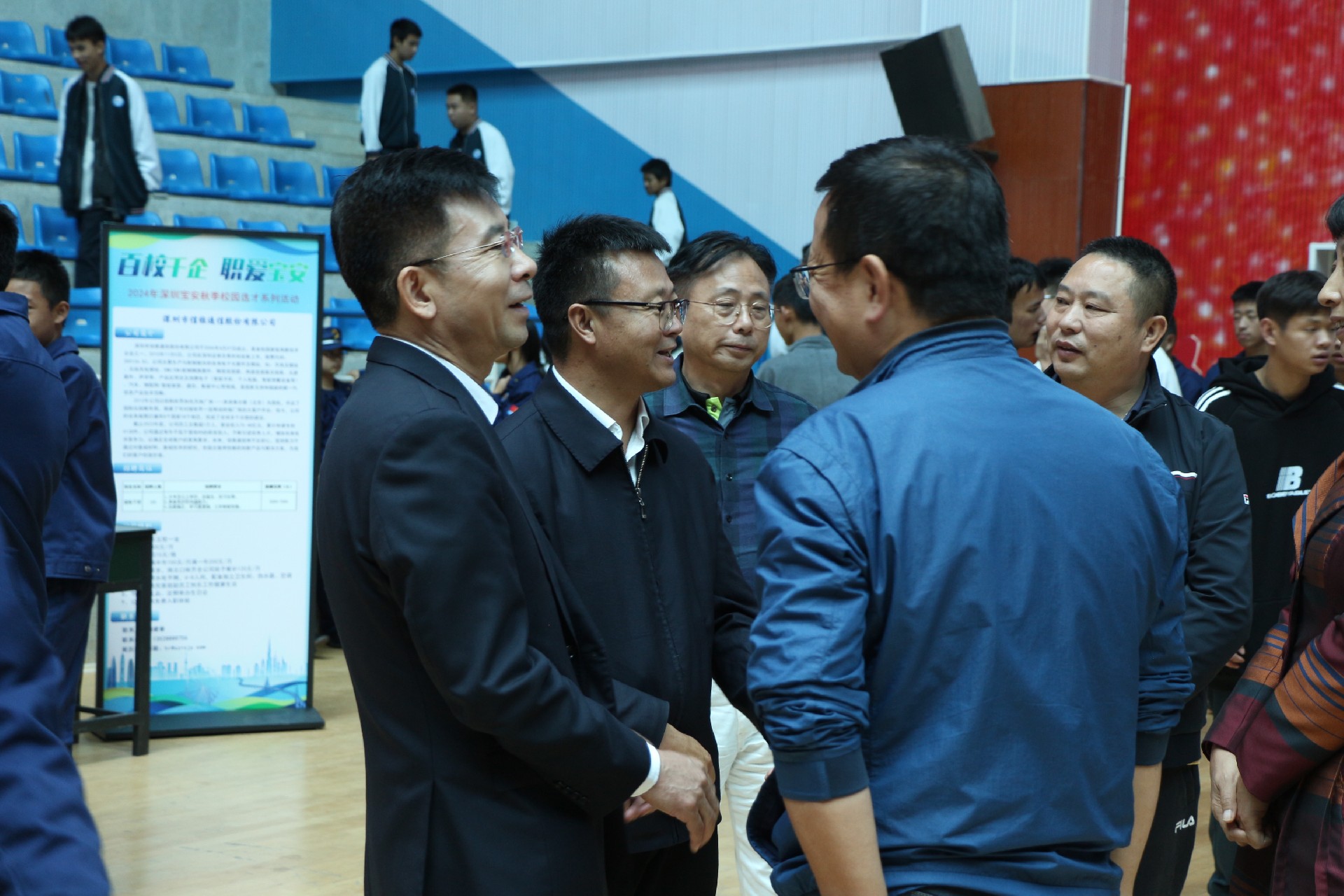1729249646124116.jpg 招聘会现场领导交流.JPG