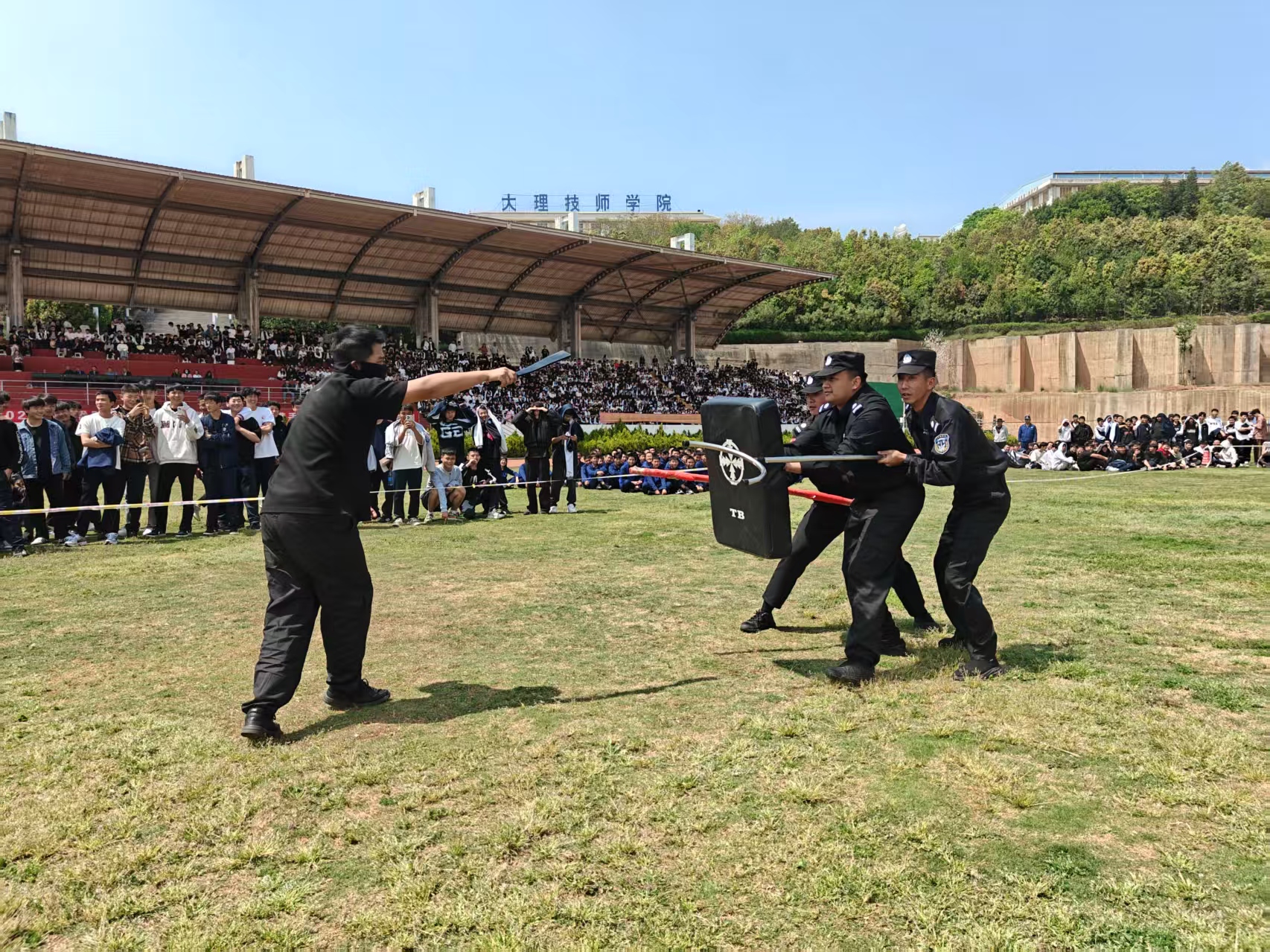 以练为战，提升校园 “安全感” ——大理技师学院开展反恐防暴培训及演练