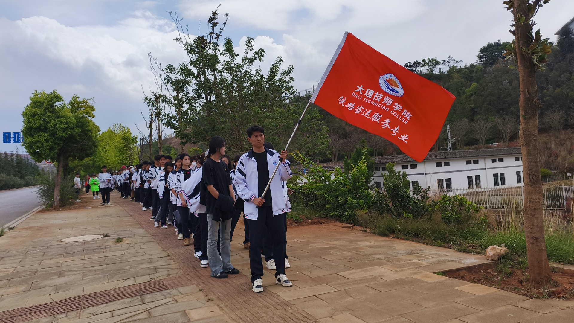 学院开展“春日践行绘青春，文艺交融绽芳华”春游活动