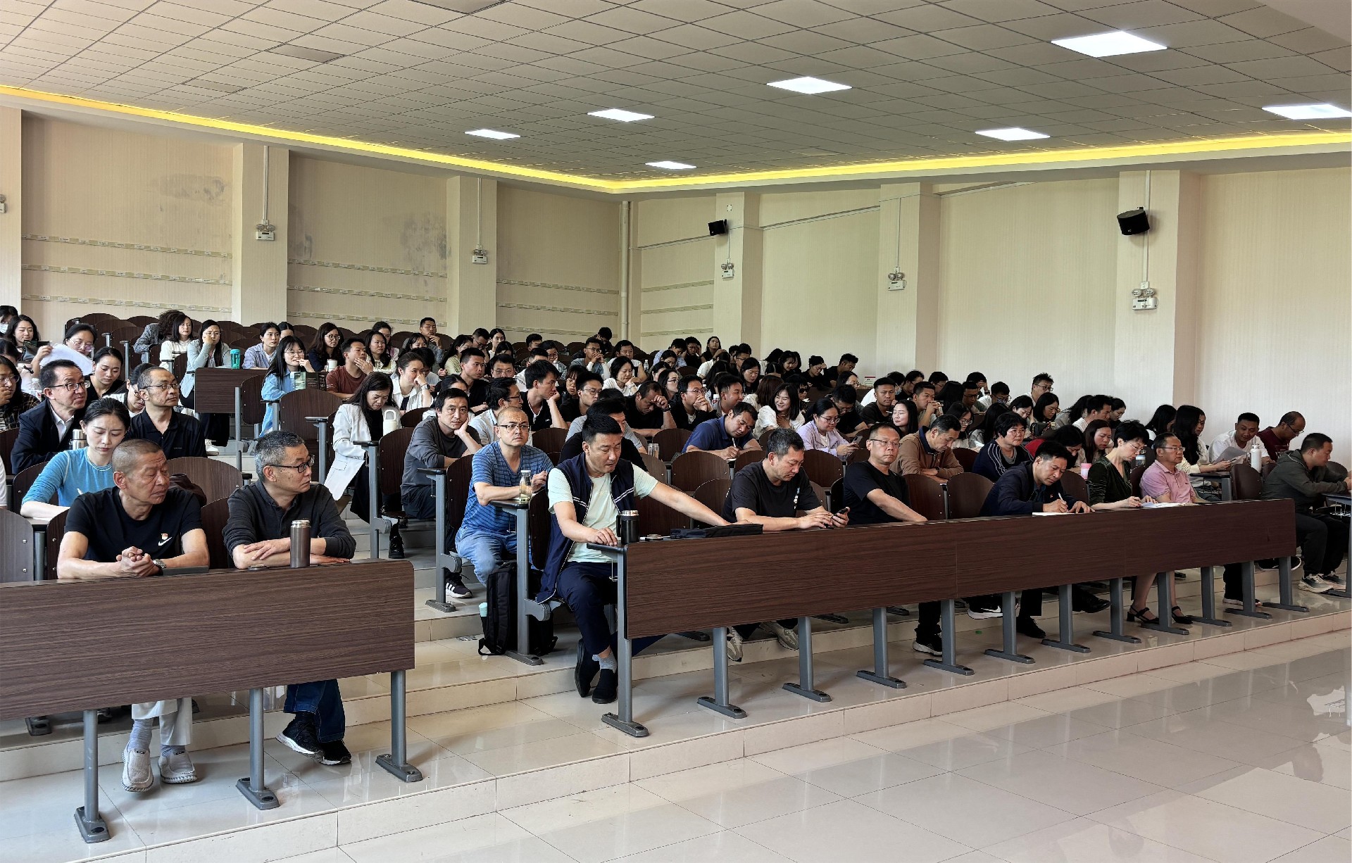 学院党委召开深入贯彻中央八项规定精神学习教育会议